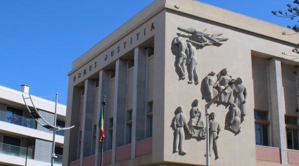 Jovem que matou o pai em Tavira condenado a cinco anos de pena suspensa