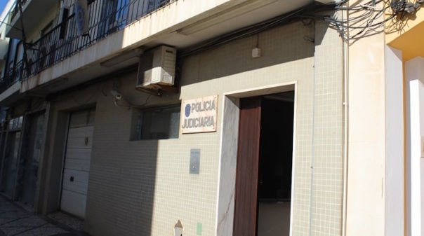 Agente imobiliária aproveitou proximidade para burlar dezenas de pessoas no Algarve 