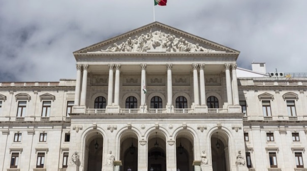 Mais de 10 milhões de eleitores escolhem hoje os 230 deputados