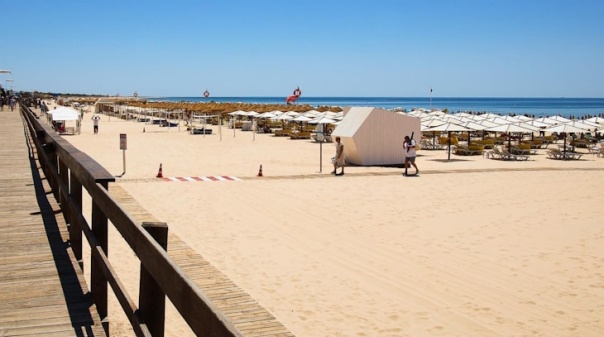 Praias de Vila Real de Santo António certificadas com Bandeira Azul e Qualidade de Ouro