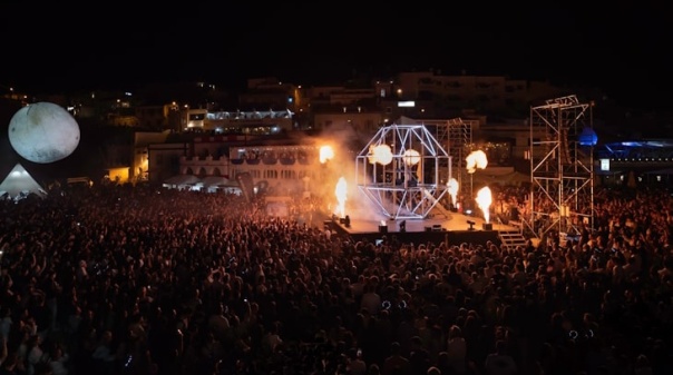 Carvoeiro veste-se de preto e branco para receber «primeira grande festa do verão algarvio»