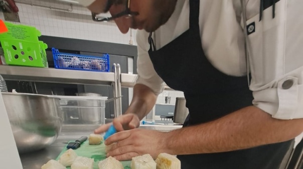 Alunos da Escola de Hotelaria e Turismo do Algarve criam conservas criativas 