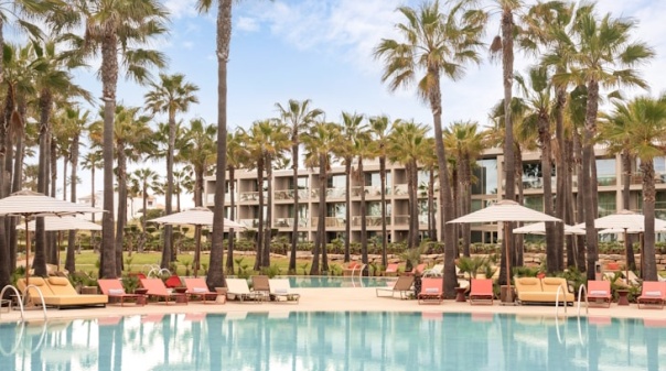 Novo hotel de luxo abre junto à Praia de São Rafael