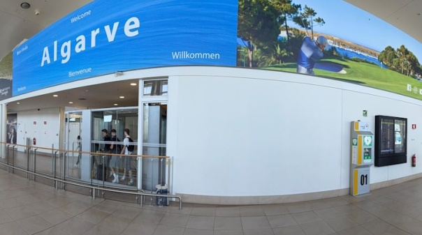 Painel gigante da marca Algarve dá boas-vindas a visitantes no Aeroporto Internacional Gago Coutinho