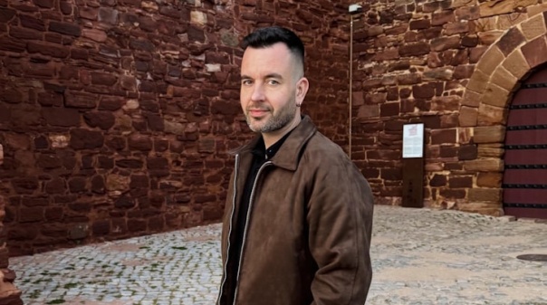 Nero apresenta novo livro "Akbar" em Tavira
