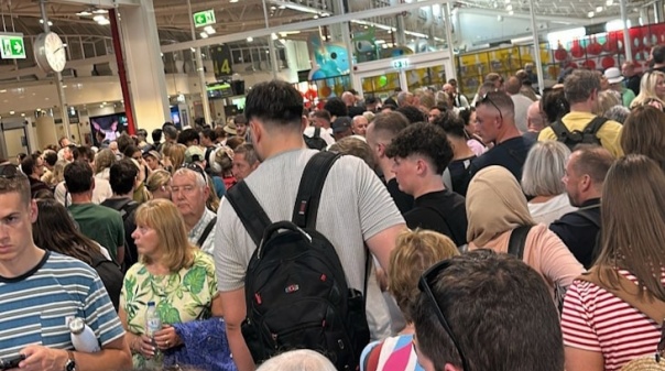 Domingo com filas de espera no aeroporto de Faro