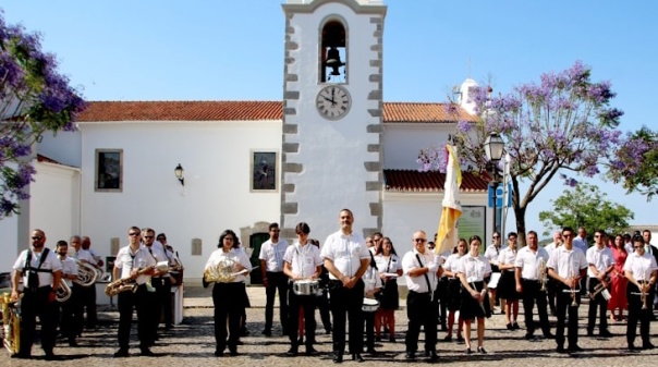 Banda Filarmónica de São Brás de Alportel desfila pelas ruas da vila no Dia de Portugal