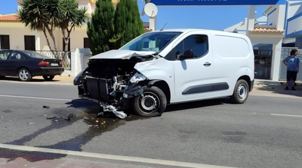 Colisão entre ligeiro e motociclo provoca um ferido grave em Vila Real de Santo António