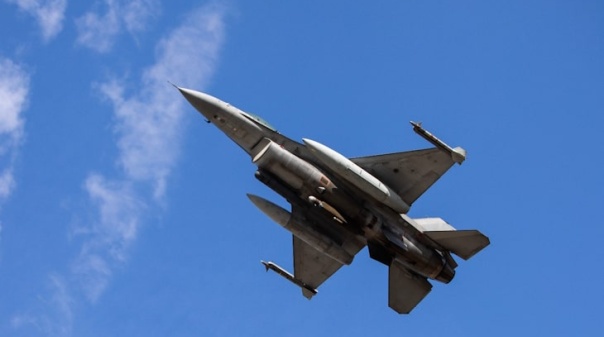 Força Aérea enviou F-16 para acompanhar avião civil com "potencial ameaça de bomba"