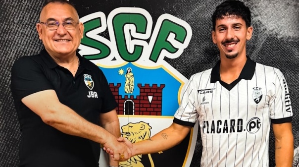 Melhor jogador da Liga Revelação renova pelo Farense por uma época