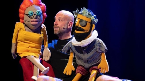 Hugo van der Ding chega a Portimão com marionetas, música ao vivo e sátira histórica