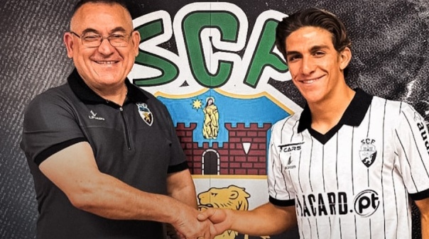 Jovem médio Rafael Teixeira renova até 2028 com Farense