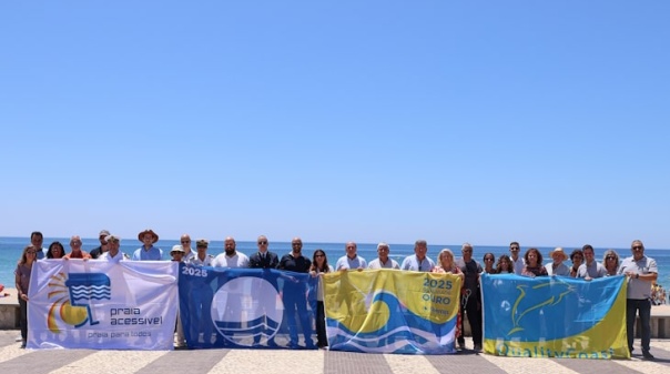 Praias de Lagos com bandeiras hasteadas e desafios ambientais para banhistas