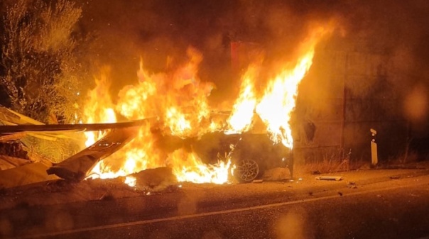 Condutor vê carro destruído pelas chamas após despiste na EN124 