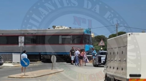 Comboio colide com automóvel em Lagos