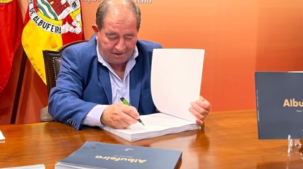 Autarca de Albufeira resume em livro investimentos realizados no concelho