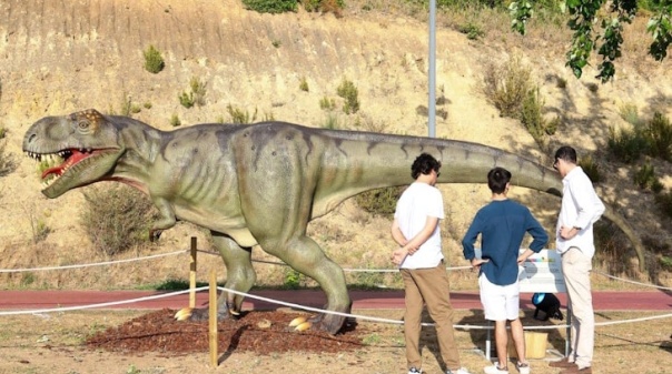 Catorze dinossauros regressaram ao Parque do Ribeiro em Albufeira