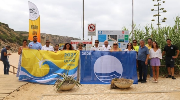 Bandeiras Azul, Qualidade de Ouro e Praia Acessível hasteadas em Vila do Bispo