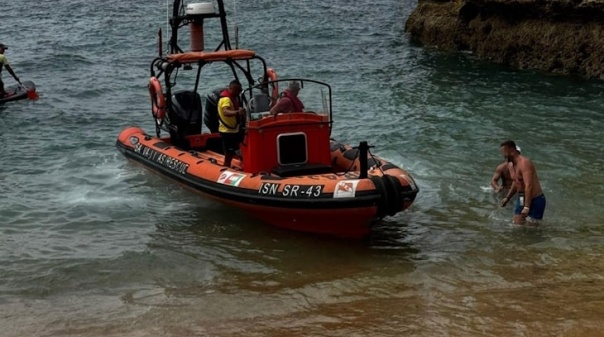 Dois homens resgatados junto às grutas de Benagil