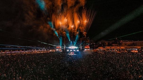 Chris Brown, Mary J. Blige, Burna Boy e Tems no festival Afro Nation em Portimão