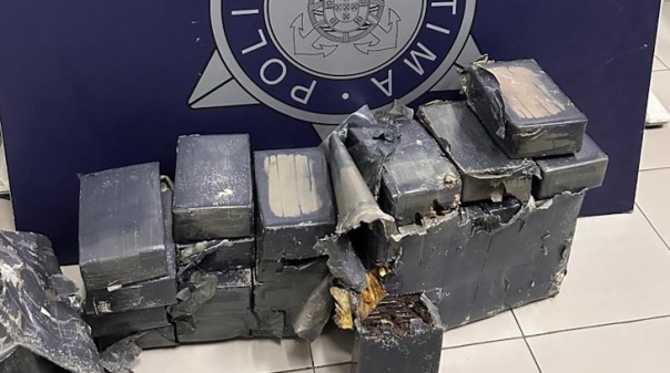 Polícia Marítima retira 32 quilos de droga no mar, na praia da Terra Estreita  