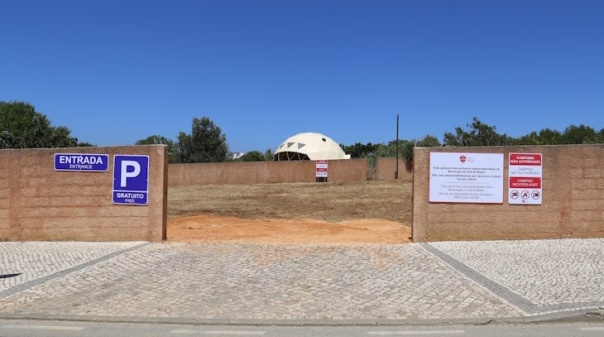 Terreno privado dá lugar a parque de estacionamento público gratuito em Burgau