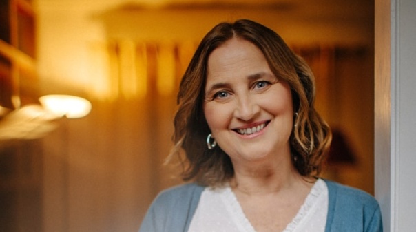 Jornalista Raquel Marinho vai a Almancil apresentar “O Poema Ensina a Cair”