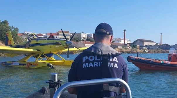 Avião de combate a incêndios faz amaragem de emergência no rio Arade