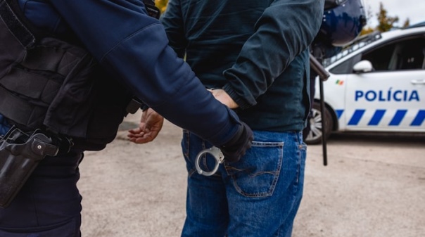 Prisão preventiva para suspeito de violência doméstica contra a mãe em Faro