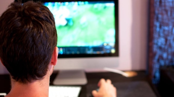Jovens que procuram reconhecimento ou escape nos videojogos são mais vulneráveis