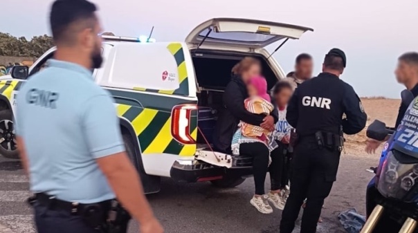 Barco em Vila do Bispo com 38 migrantes tinha sete menores a bordo