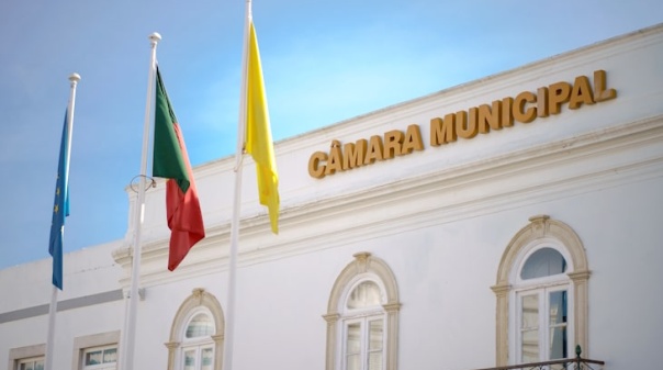 Autarca de Olhão retira funções e pelouros a dois vereadores que concorrem como independentes
