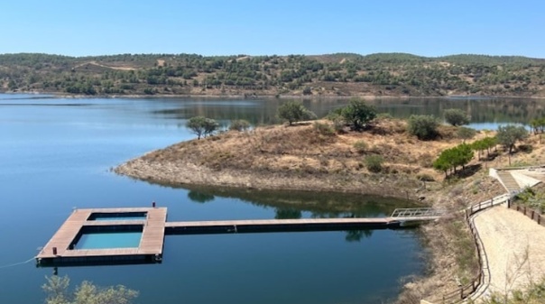 Praia fluvial de Odeleite inclui piscina flutuante  