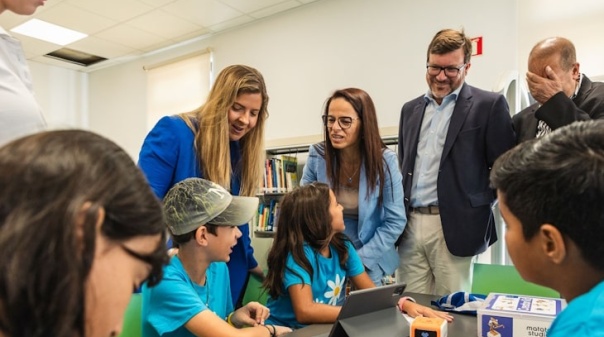 Ministra da Cultura, Juventude e Desporto ficou a conhecer vários programas juvenis promovidos em  Castro Marim