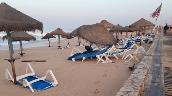 Subida da maré e agitação marítima destroem passadiço na praia de Faro