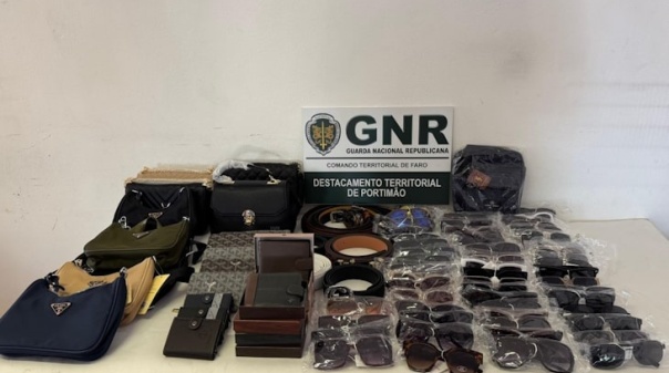 GNR apreende 138 artigos contrafeitos e constitui arguido vendedor ambulante em Alvor