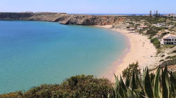 Praia da Mareta, em Sagres, intedita a banhos por derrame de resíduos para o mar