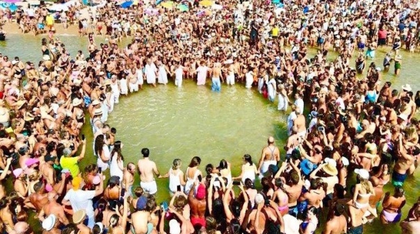 População dá “Banho Santo” na praia de Manta Rota