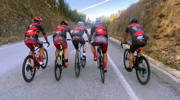 Ciclistas pedalam contra o cancro