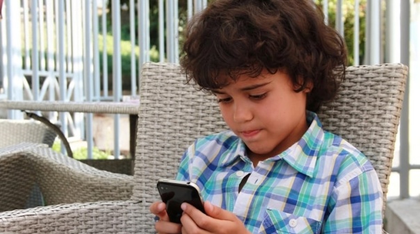 Maioria dos pais defende medidas que limitem o uso do telemóvel e redes sociais