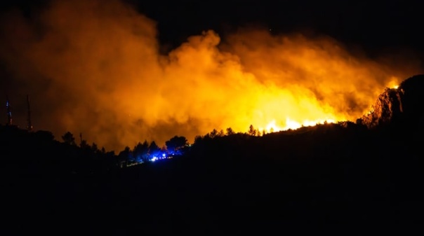 Fogo de Aljezur destruiu uma habitação e segue fora de controlo em direção a Lagos