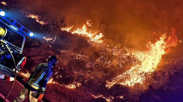 Incêndio que começou em Aljezur tem duas frentes ativas no concelho de Lagos