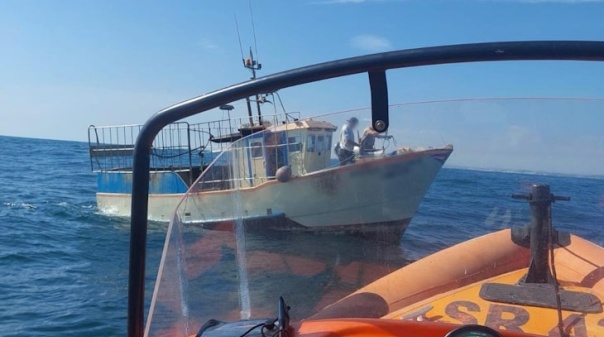 Incêndio em embarcação de pesca a sul de Portimão sem registo de feridos