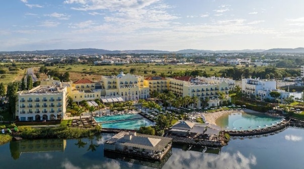 Domes Lake Algarve eleito "Melhor Resort de Luxo de Portugal em 2025" nos World Travel Awards
