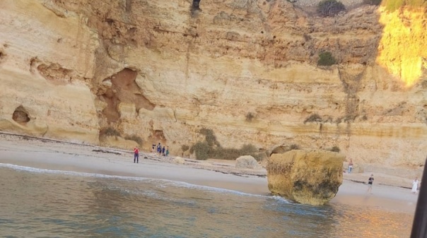 Mulher resgatada na praia da Marinha após sofrer queda em zona rochosa