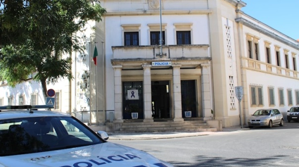 Faro: Mulher usa faca para ameaçar hóspedes em alojamento turístico 