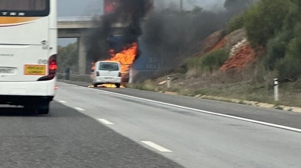 Carrinha incendeia-se na Via do Infante