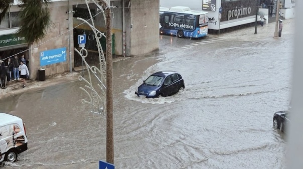 Chuva e vento causam inundações e quedas de árvores em Faro