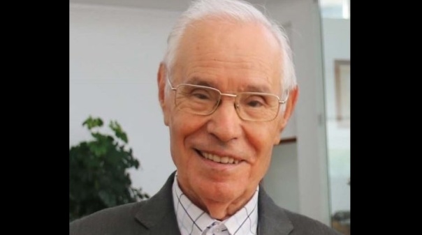 Câmara de Faro lamenta "profundamente" falecimento de Teodomiro Neto