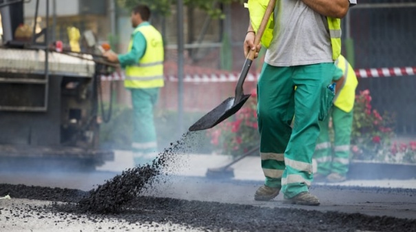 Junta de Freguesia de Quarteira dá início à repavimentação da Rua 25 de Abril 
